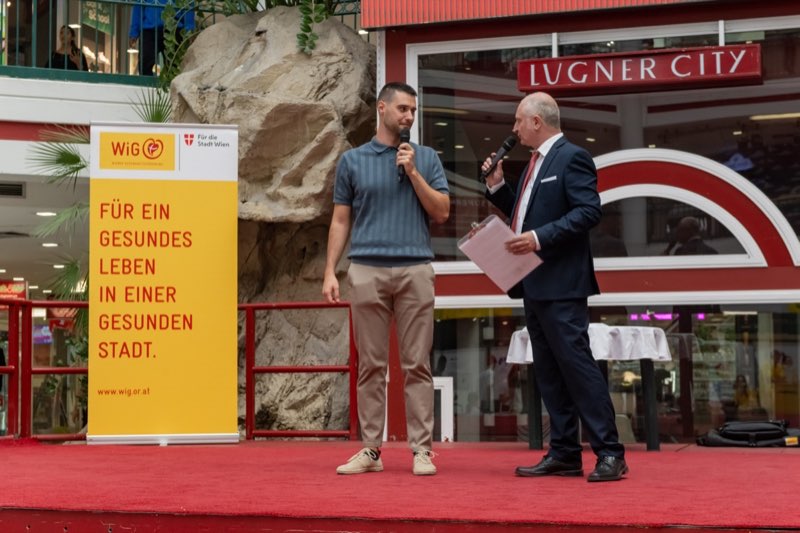 Movent Stand in der Lugner City mit Team und Besuchern