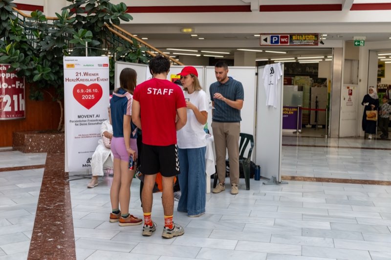 Movent Team auf der Bühne in der Lugner City präsentiert das T-Shirt