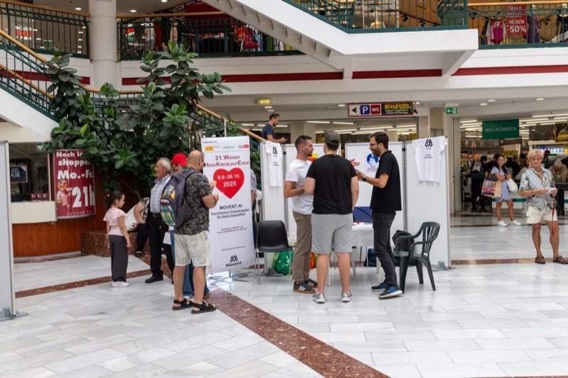 Movent Team im Gespräch mit Besuchern am Stand